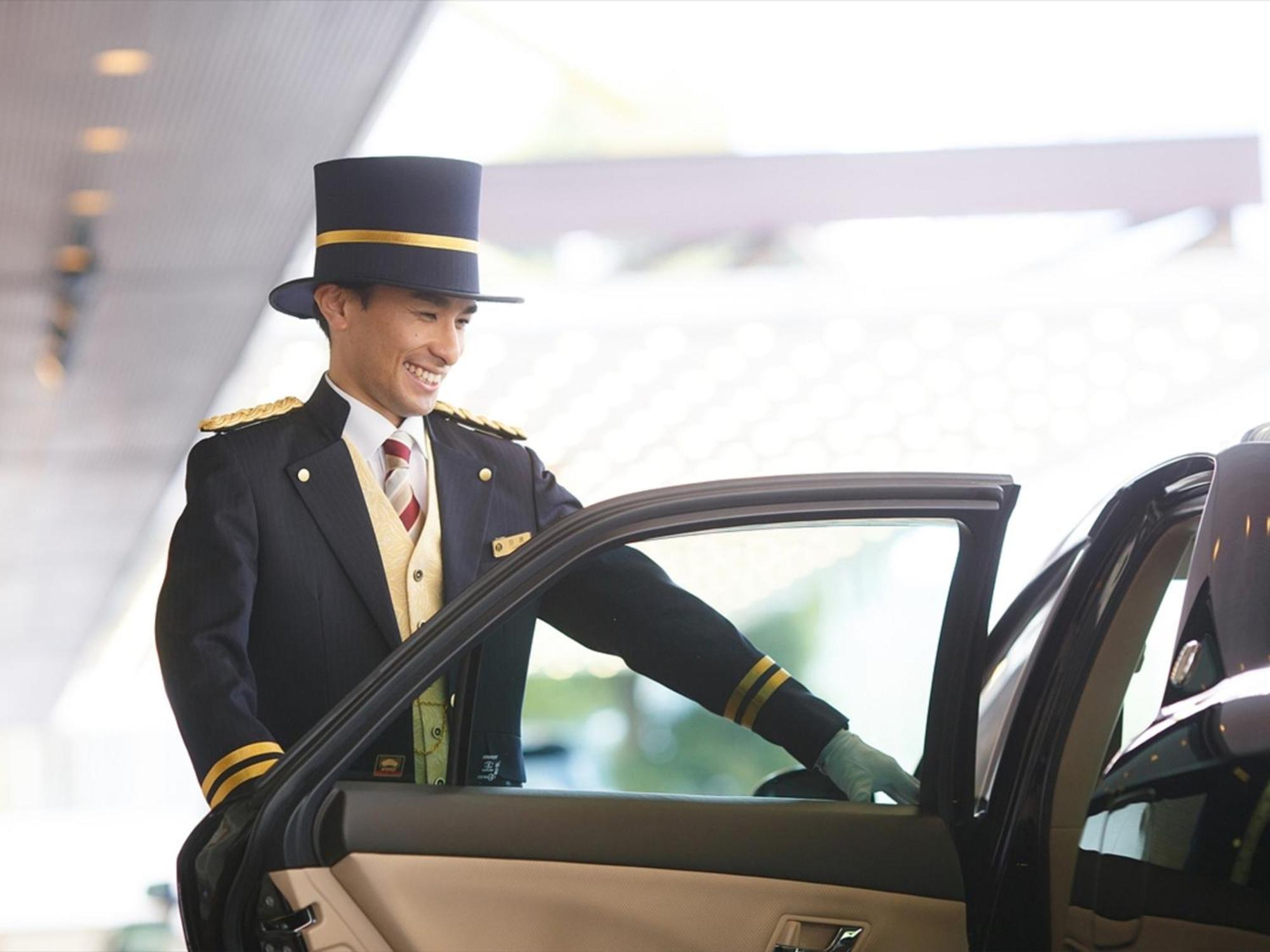 Nagoya Kanko Hotel Exterior foto A chauffeur opening a car door