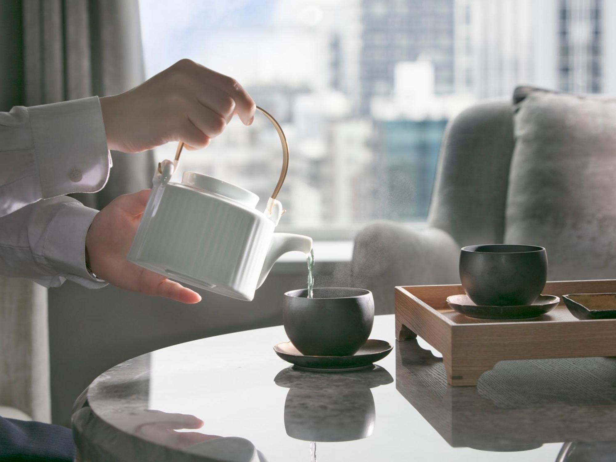 Nagoya Kanko Hotel Exterior foto A tea master pouring tea